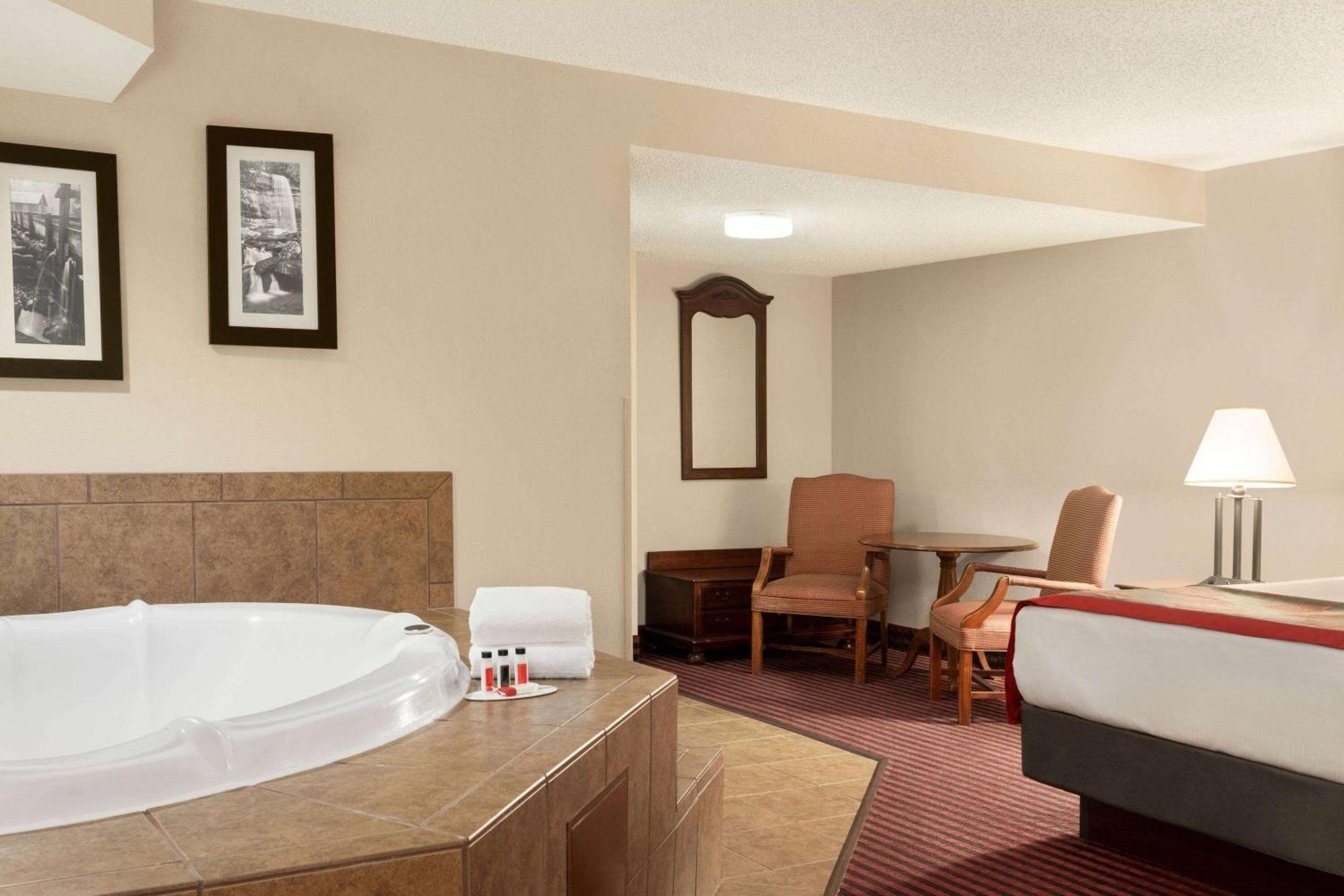 Ramada By Wyndham Pigeon Forge North Hotel Bagian luar foto
